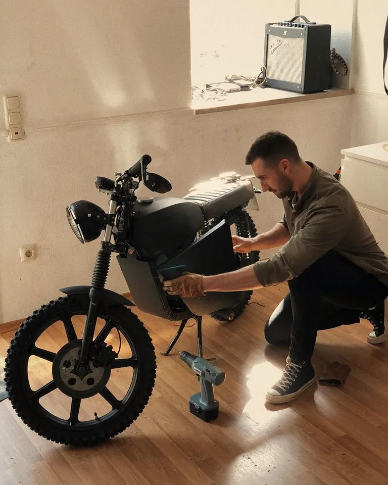 Black Tea Vintage Scrambler Electric Moped 2024